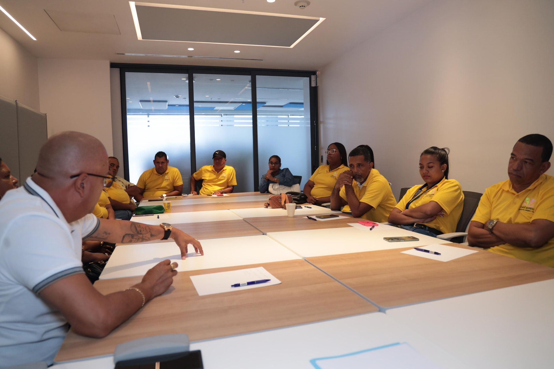 Personal de Tule Express en una reunión de capacitación en la oficina