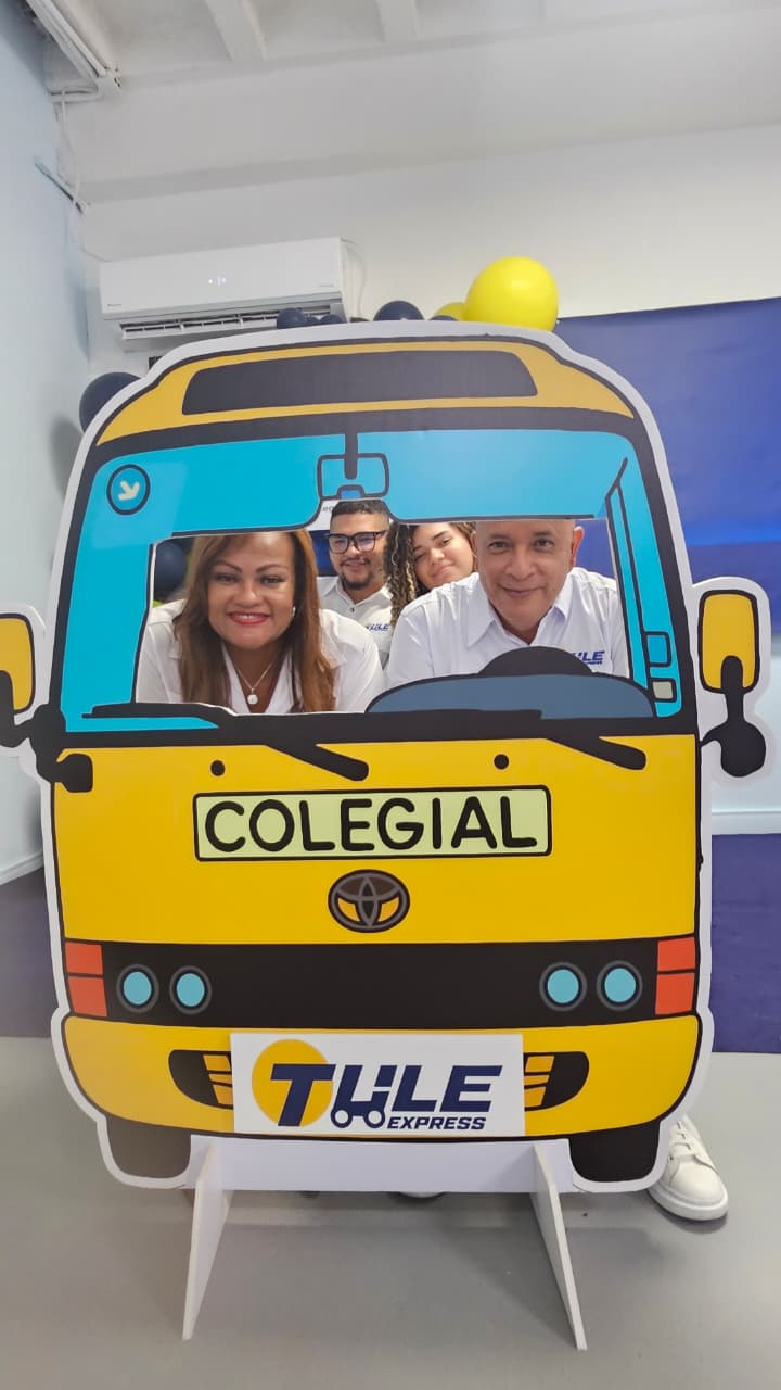 Familia Bonilla Calvo y parte del equipo de Tule Express en un bus colegial decorativo